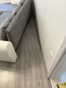 Száraz és tiszta padlófelület a panorámán, Győr városában professzionális takarítás eredményeként.