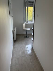 Alt="Tiszta, rendezett kis szoba ablakos, modern bútorokkal, alapos nagytakarítás Győrben".