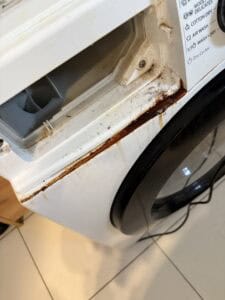 Rámásodott szennyeződések a mosógépnél Győrben.