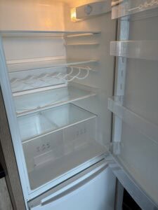 Modern hűtőszekrény takarítás Győrben, professzionális lakás- és háztartási takarítási szolgáltatás.