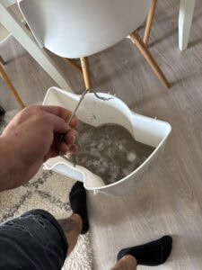 Durva szennyeződés eltávolítása vízben, nagytakarítás Győrben, hatékony takarítási szolgáltatás.