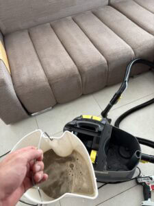 Folyamatban lévő szőnyegtisztítás Győrben, professzionális nagytakarítás bútorszerviz.