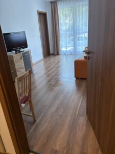 Gazdag fényviszonyok, rendezett belső tér, modern bútorok és tiszta, fényes padlózat.