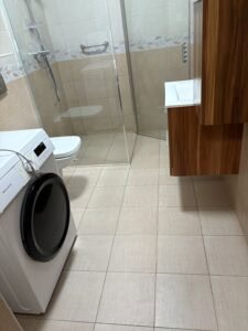 Hagyományos fürdőszoba felújított hazai szolgáltatással.