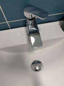 Rozsdamentes csaptelep a fürdőszobában, modern és tiszta környezet Győr központjában.